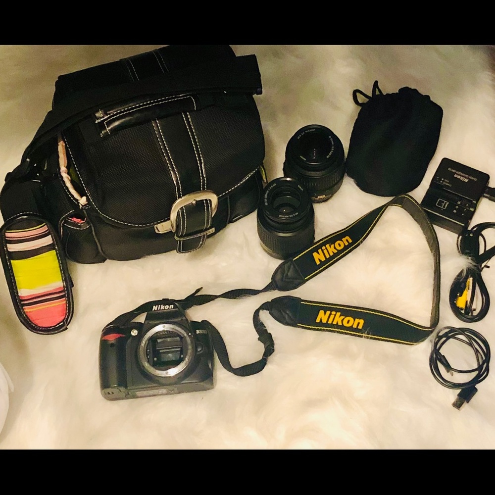 Nikon D3000 camera with 2 lenses and camera case